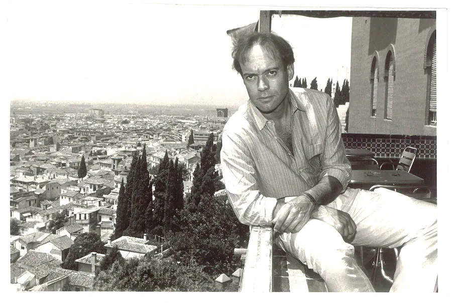 Nickolas Grace, el actor que interpreta a Federico en la serie de televisión 'Lorca, muerte de un poeta' posa para IDEAL en el Alhambra Palace. Julio de 1986