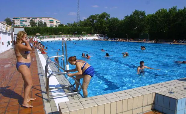 Así lucía la piscina de Fuentenueva en el verano de 2003. 
