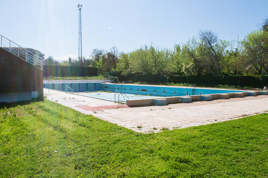 La antigua piscina de los Paseíllos, propiedad de la Universidad de Granada, lleva cuatro años cerrada.