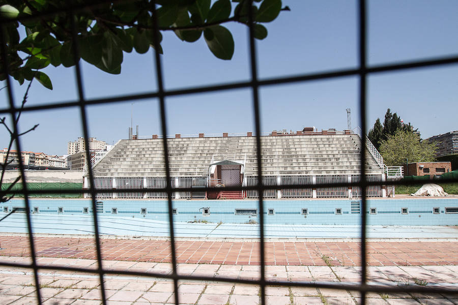 La antigua piscina de los Paseíllos, propiedad de la Universidad de Granada, lleva cuatro años cerrada.