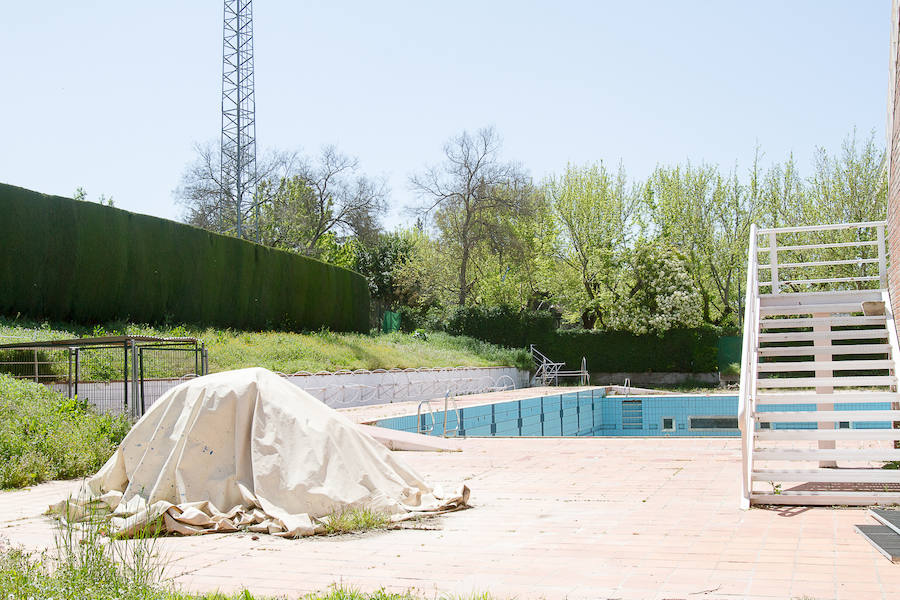 La antigua piscina de los Paseíllos, propiedad de la Universidad de Granada, lleva cuatro años cerrada.