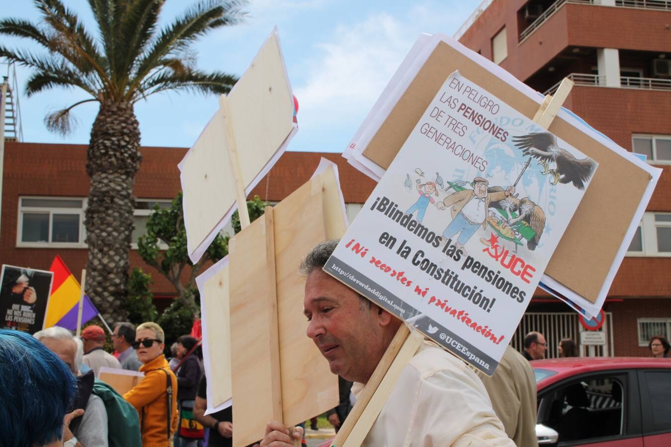 Los sindicatos UGT y CCOO se movilizan con motivo del 1 de mayo en una marcha reivindicativa a la que asiste el secretario provincial del PSOE, José Luis Sánchez Teruel