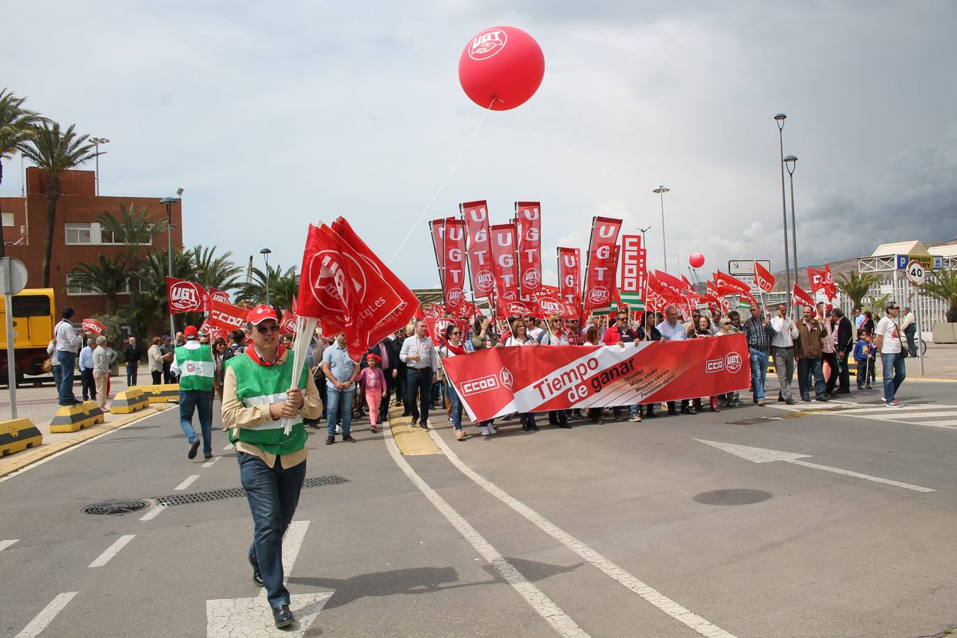 Los sindicatos UGT y CCOO se movilizan con motivo del 1 de mayo en una marcha reivindicativa a la que asiste el secretario provincial del PSOE, José Luis Sánchez Teruel