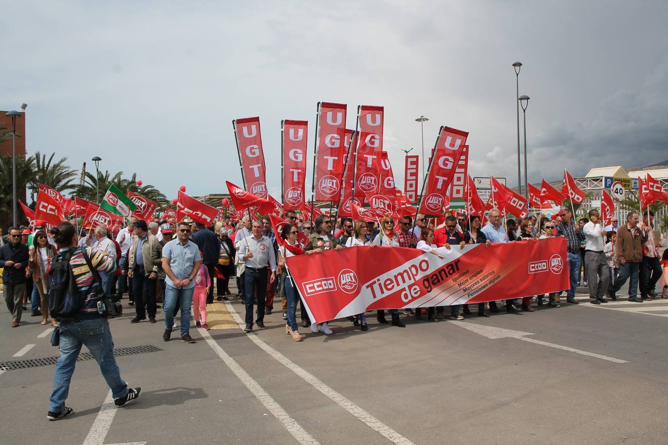 Los sindicatos UGT y CCOO se movilizan con motivo del 1 de mayo en una marcha reivindicativa a la que asiste el secretario provincial del PSOE, José Luis Sánchez Teruel