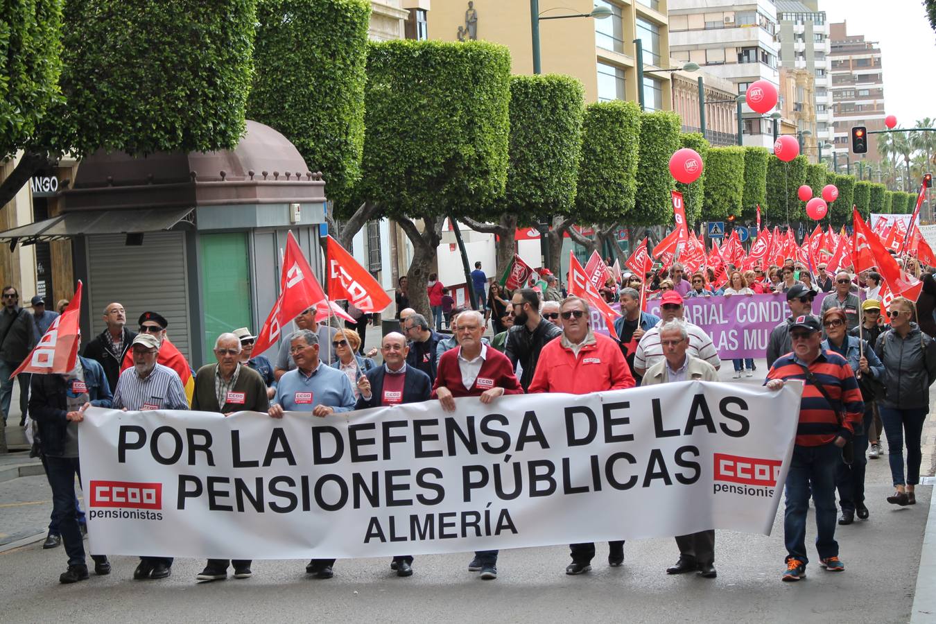 Los sindicatos UGT y CCOO se movilizan con motivo del 1 de mayo en una marcha reivindicativa a la que asiste el secretario provincial del PSOE, José Luis Sánchez Teruel