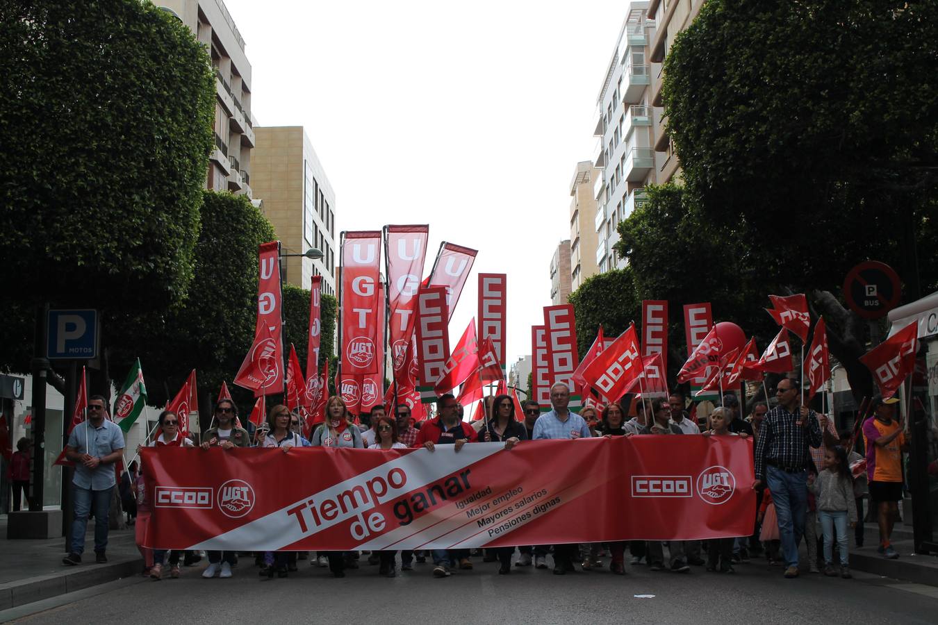 Los sindicatos UGT y CCOO se movilizan con motivo del 1 de mayo en una marcha reivindicativa a la que asiste el secretario provincial del PSOE, José Luis Sánchez Teruel