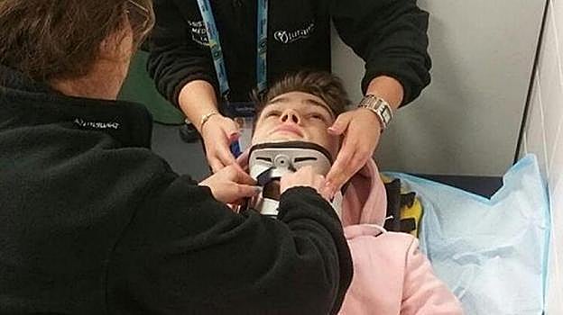 Mikolas Josef, ayer con collarín.