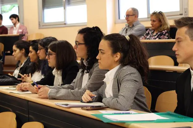 Alumnos en el I Torneo de Debate Preuniversitario.