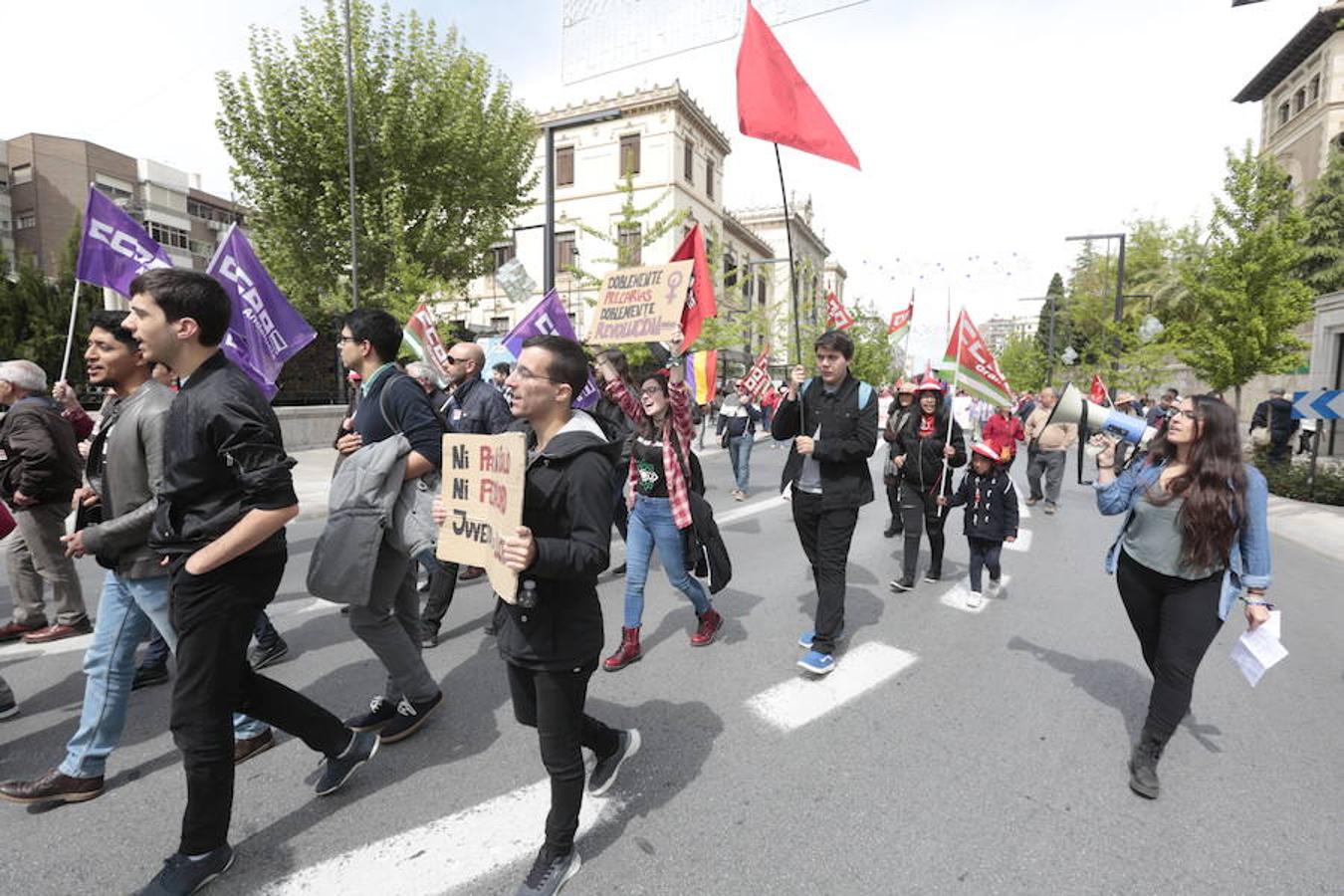 UGT y CCOO inician la manifestación con motivo del Día Internacional del Trabajo bajo el lema 'Tiempo de ganar', a la que asiste también el secretario general del PSOE de Granada, José Entrena