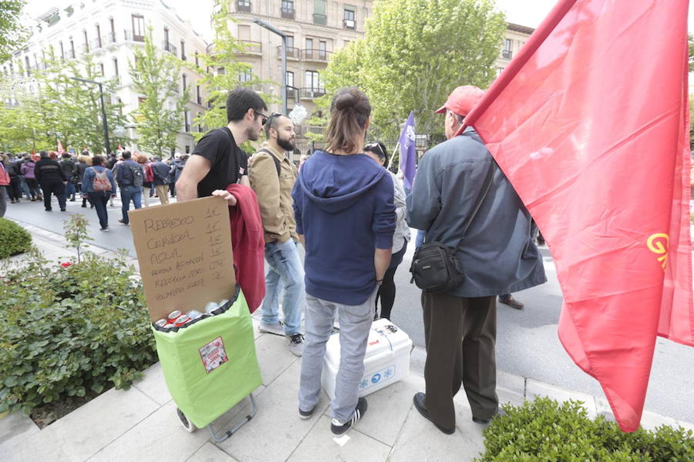 UGT y CCOO inician la manifestación con motivo del Día Internacional del Trabajo bajo el lema 'Tiempo de ganar', a la que asiste también el secretario general del PSOE de Granada, José Entrena