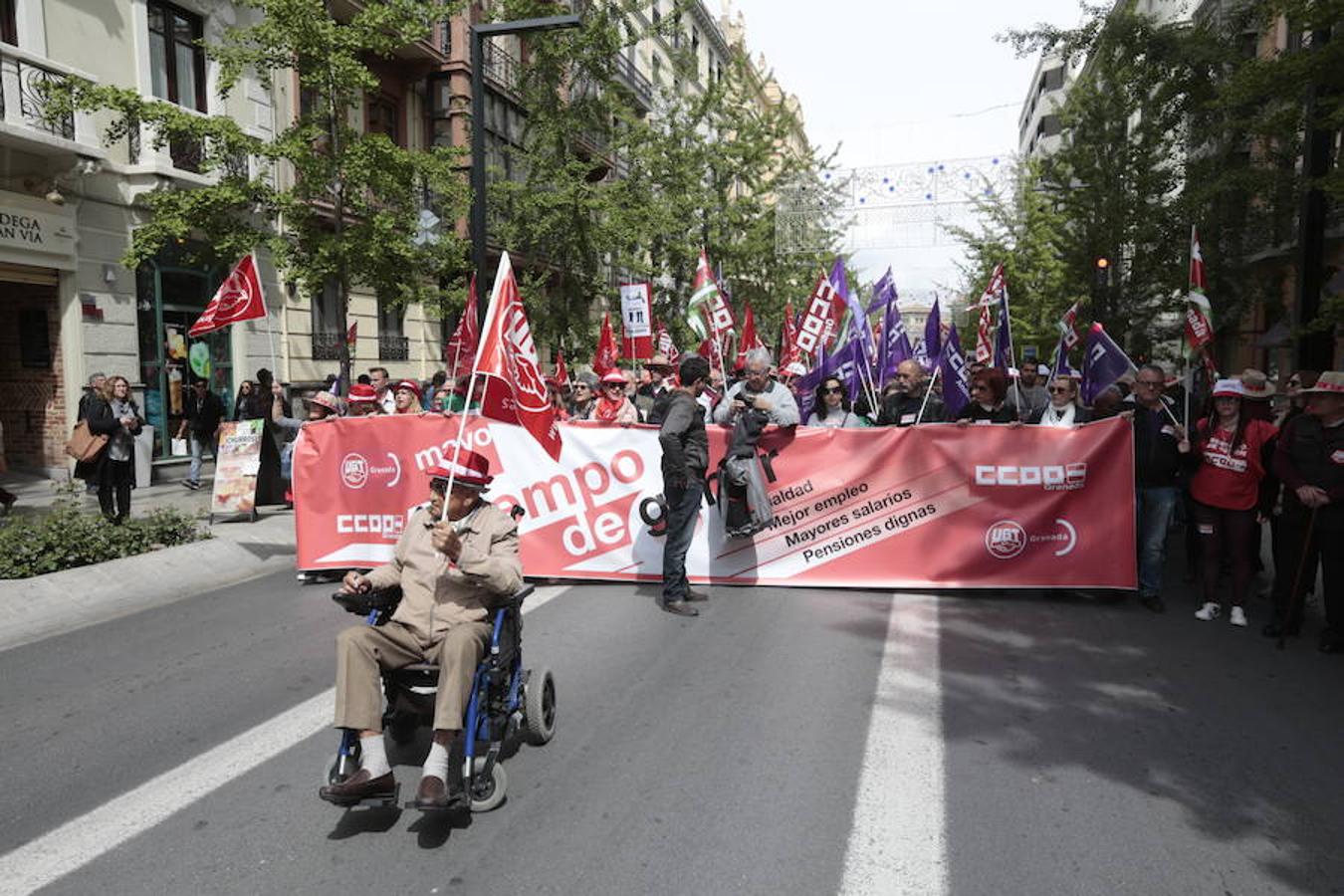 UGT y CCOO inician la manifestación con motivo del Día Internacional del Trabajo bajo el lema 'Tiempo de ganar', a la que asiste también el secretario general del PSOE de Granada, José Entrena