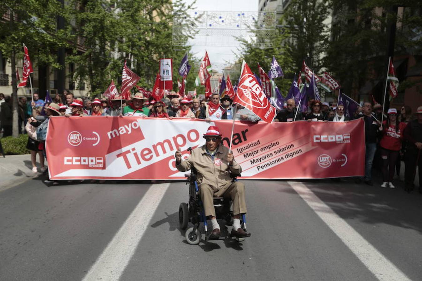 UGT y CCOO inician la manifestación con motivo del Día Internacional del Trabajo bajo el lema 'Tiempo de ganar', a la que asiste también el secretario general del PSOE de Granada, José Entrena
