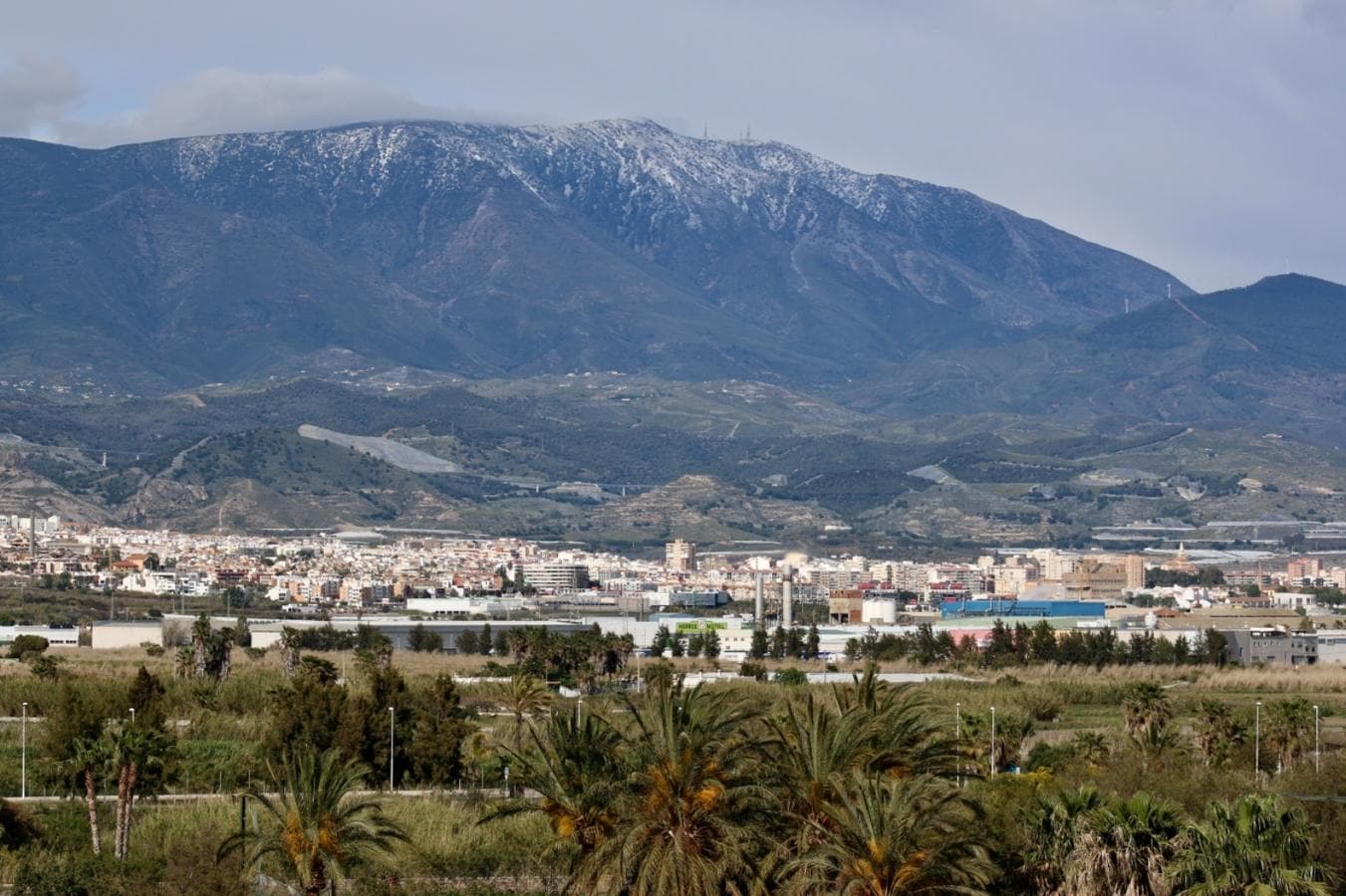 El 1 de Mayo ha vuelto a traer nieve a las montañas de Sierra Nevada, mientras la Costa Tropical se despereza y toca con los dedos la primavera. El verde de la vega y el blanco de la nieve. Una estampa que solo ofrece Granada. Imágenes tomadas entre las seis y las siete de la tarde. 