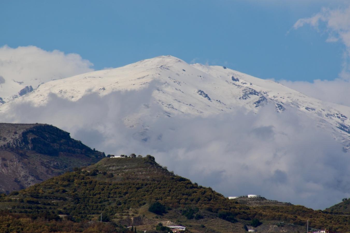 El 1 de Mayo ha vuelto a traer nieve a las montañas de Sierra Nevada, mientras la Costa Tropical se despereza y toca con los dedos la primavera. El verde de la vega y el blanco de la nieve. Una estampa que solo ofrece Granada. Imágenes tomadas entre las seis y las siete de la tarde. 