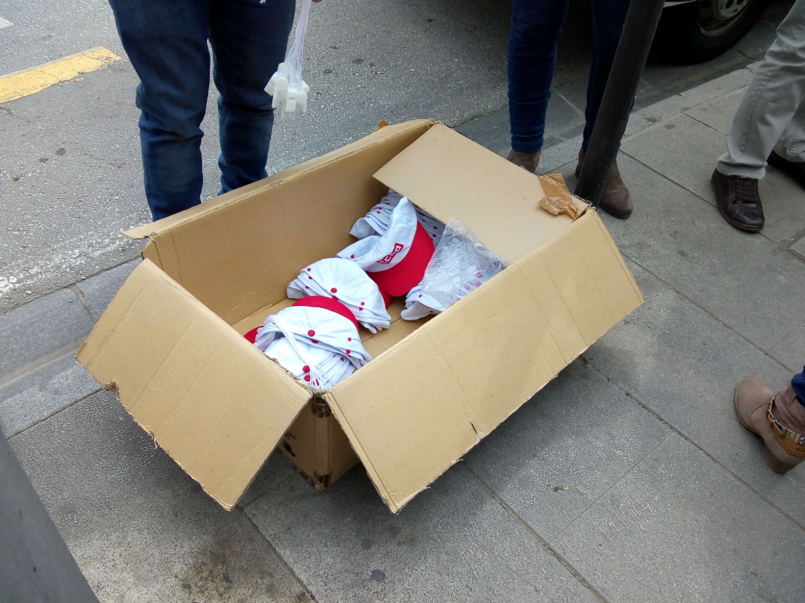 UGT y CCOO inician la manifestación con motivo del Día Internacional del Trabajo bajo el lema 'Tiempo de ganar', a la que asiste también el secretario general del PSOE de Granada, José Entrena