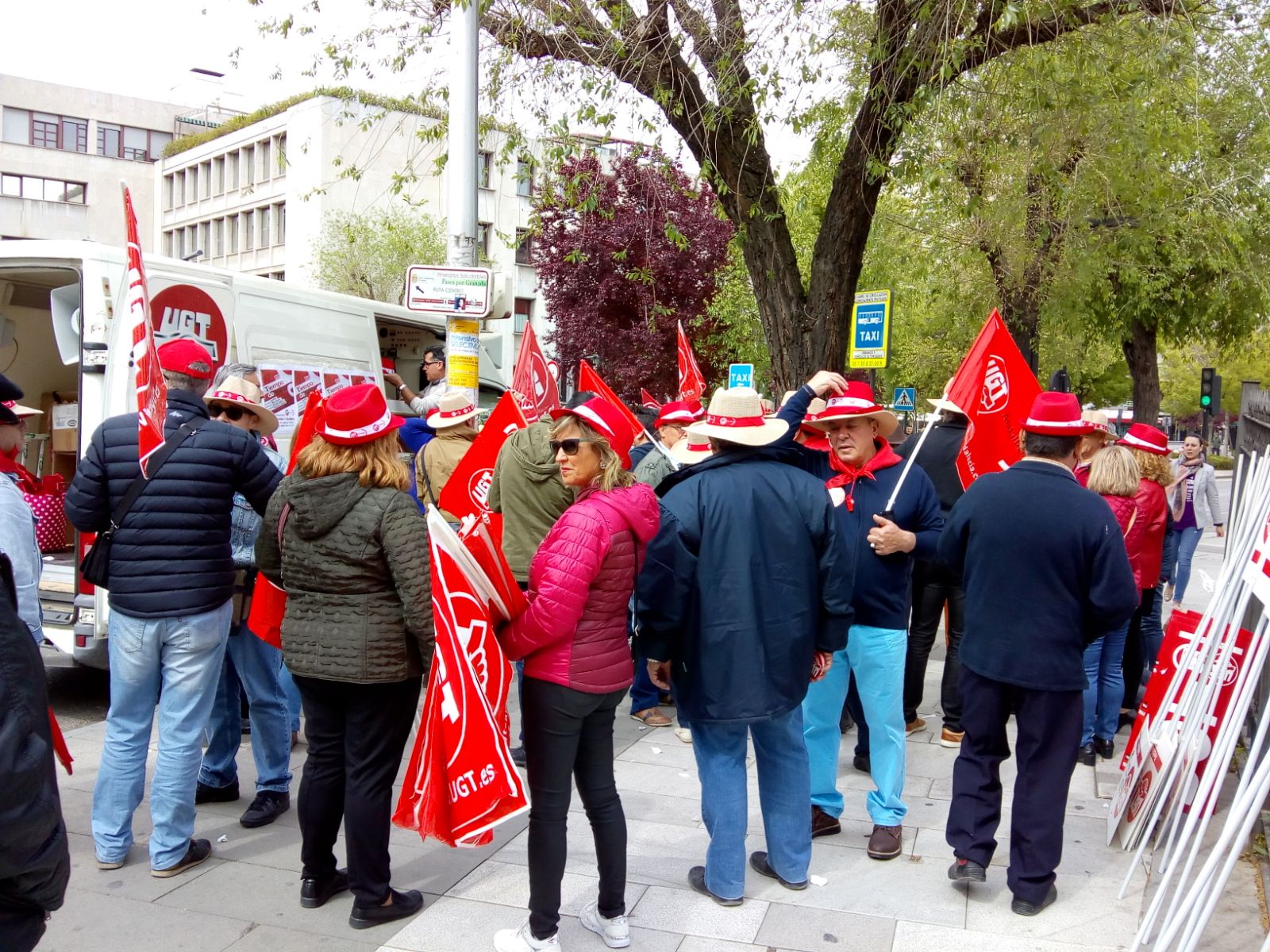 UGT y CCOO inician la manifestación con motivo del Día Internacional del Trabajo bajo el lema 'Tiempo de ganar', a la que asiste también el secretario general del PSOE de Granada, José Entrena
