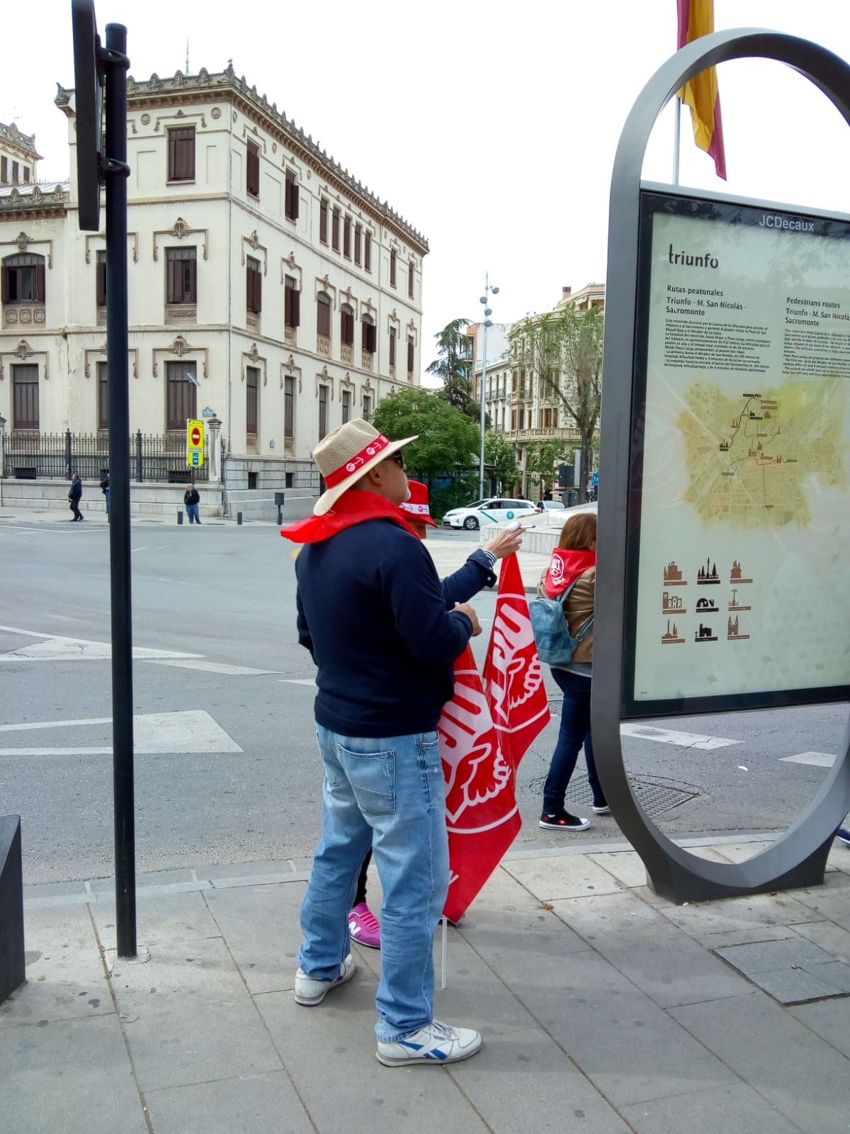UGT y CCOO inician la manifestación con motivo del Día Internacional del Trabajo bajo el lema 'Tiempo de ganar', a la que asiste también el secretario general del PSOE de Granada, José Entrena
