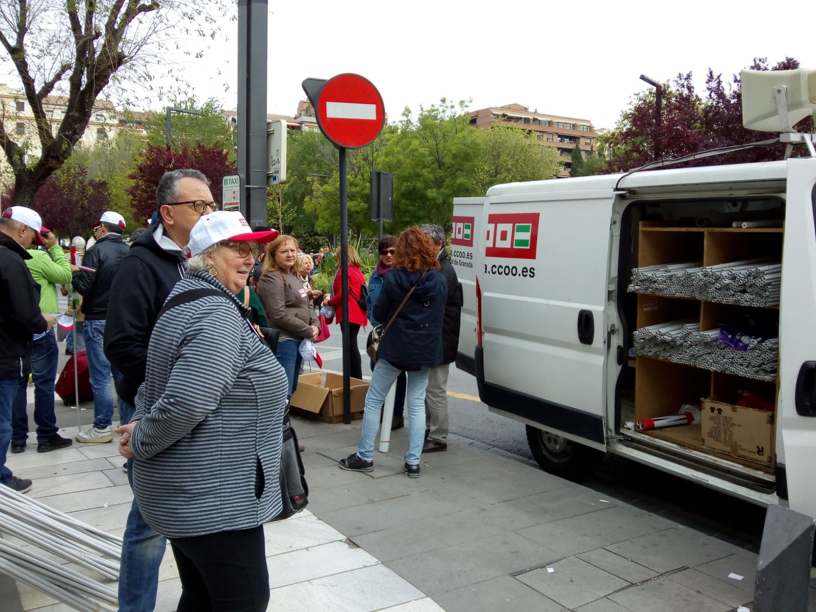 UGT y CCOO inician la manifestación con motivo del Día Internacional del Trabajo bajo el lema 'Tiempo de ganar', a la que asiste también el secretario general del PSOE de Granada, José Entrena