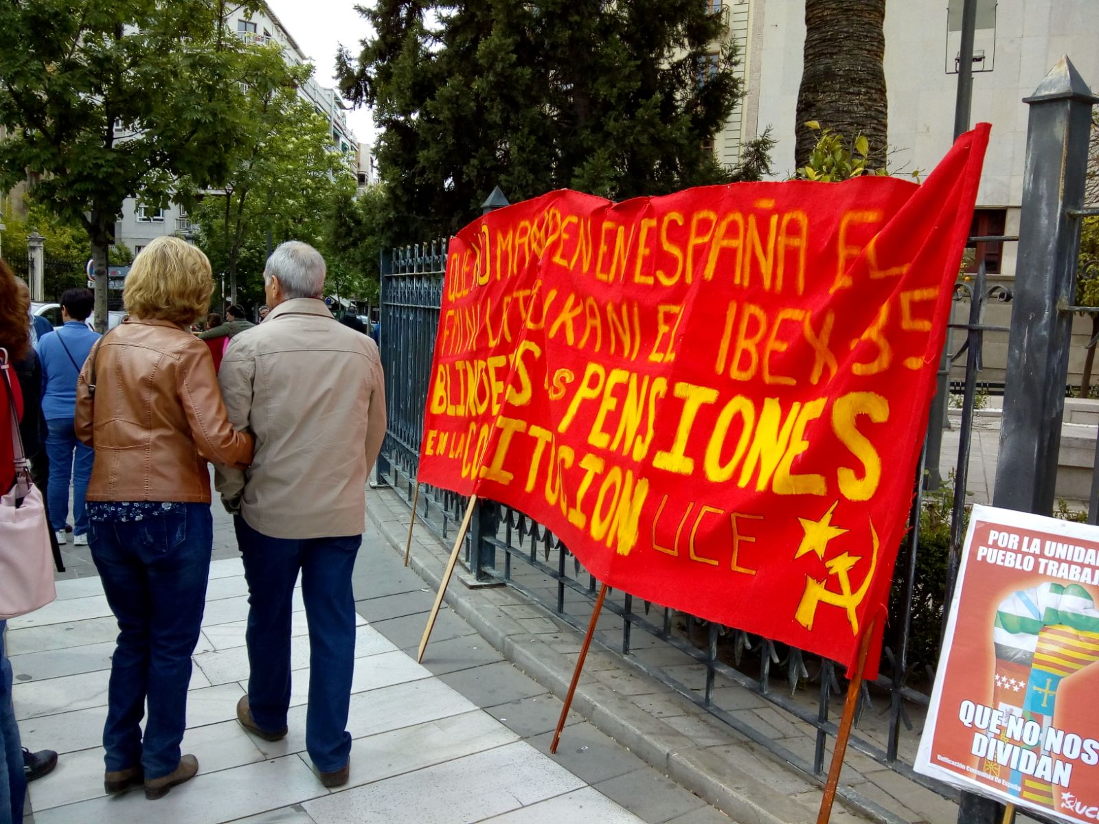 UGT y CCOO inician la manifestación con motivo del Día Internacional del Trabajo bajo el lema 'Tiempo de ganar', a la que asiste también el secretario general del PSOE de Granada, José Entrena