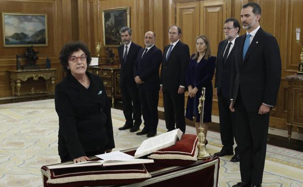 María Luisa Balaguer (i), promete su cargo como nueva magistrada del Tribunal Constitucional ante el Rey Felipe VI en marzo del año pasado.