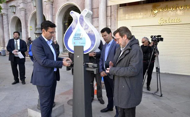 Granada instala un sistema gratis de cargador de móviles con energía hidráulica