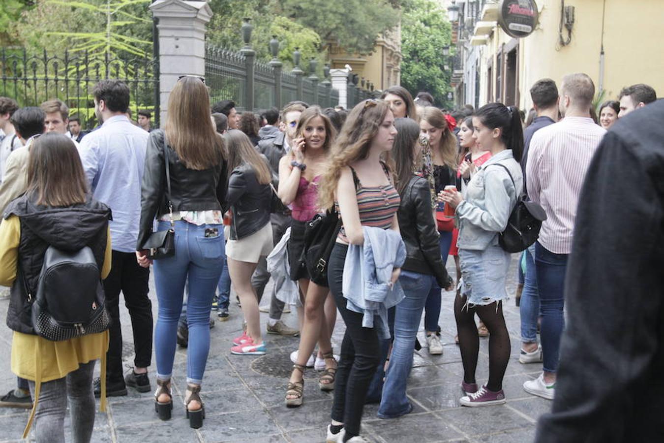 Unas ligeras lluvias no han podido con el ambientazo del Día de la Cruz