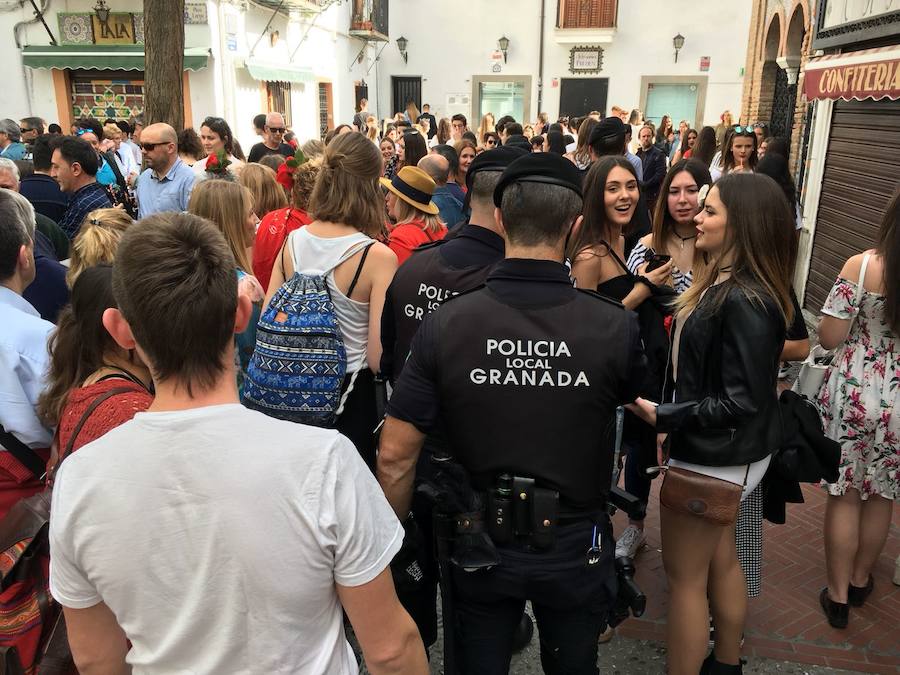 Las calles del centro de la ciudad y el Albaicín, abarrotadas de gente para disfrutar de la fiesta.