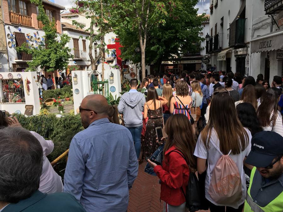 Las calles del centro de la ciudad y el Albaicín, abarrotadas de gente para disfrutar de la fiesta.