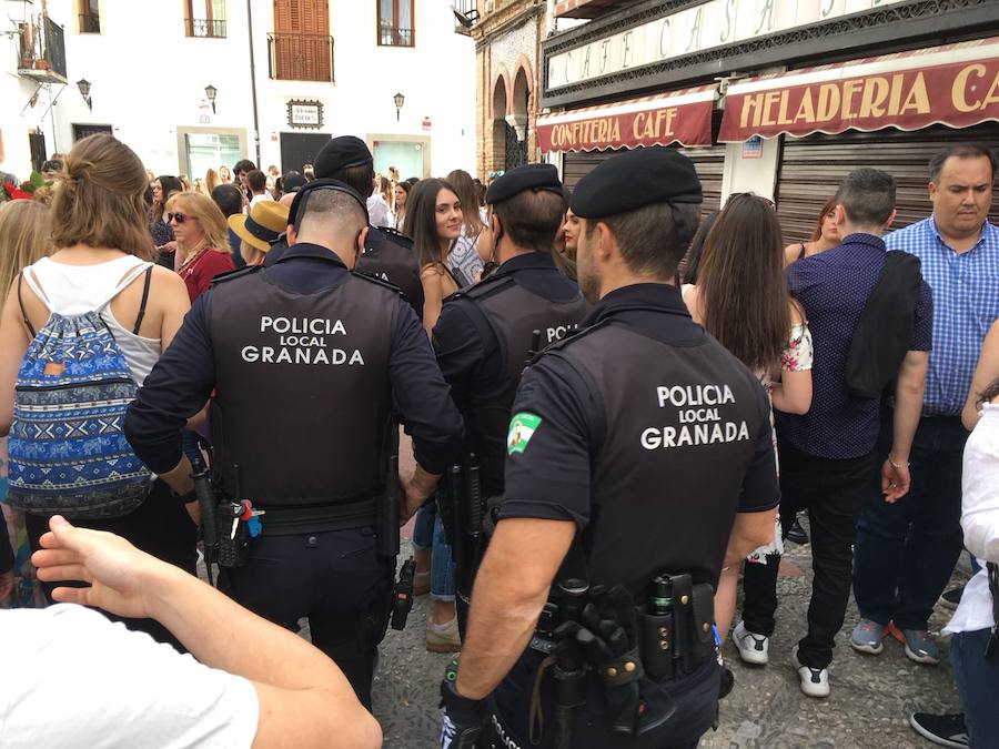 Las calles del centro de la ciudad y el Albaicín, abarrotadas de gente para disfrutar de la fiesta.