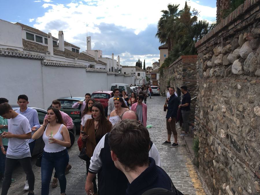 Las calles del centro de la ciudad y el Albaicín, abarrotadas de gente para disfrutar de la fiesta.