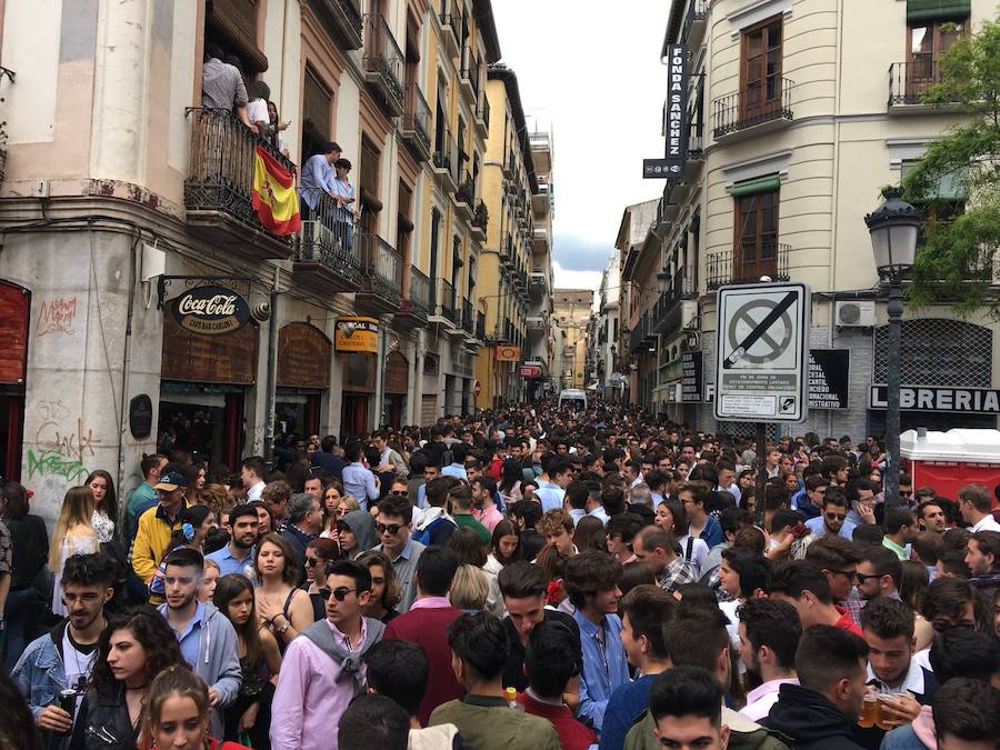 Unas ligeras lluvias no han podido con el ambientazo del Día de la Cruz