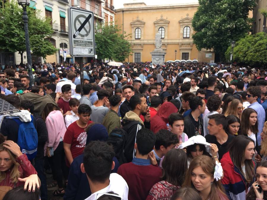 Unas ligeras lluvias no han podido con el ambientazo del Día de la Cruz