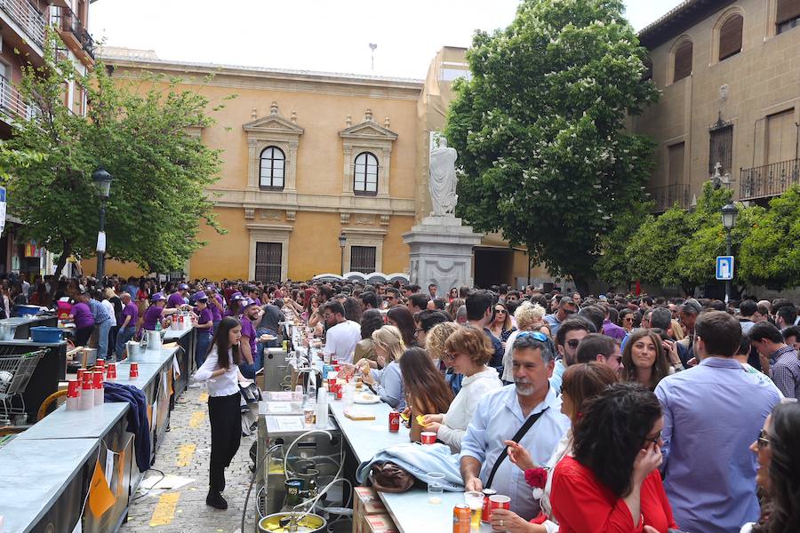 La plaza de la Universidad, llena de gente.