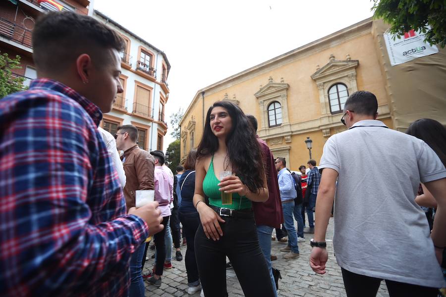 La plaza de la Universidad, llena de gente.