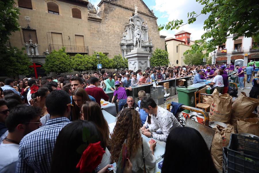 La plaza de la Universidad, llena de gente.