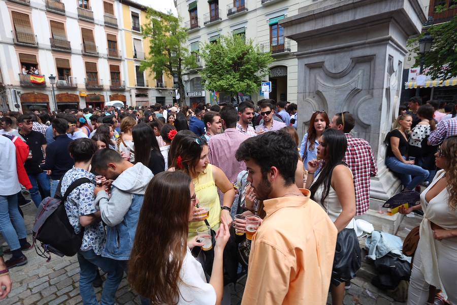 La plaza de la Universidad, llena de gente.