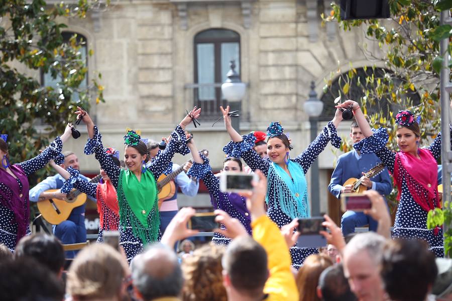 Las actuaciones en diferentes lugares de la ciudad están animando la jornada 