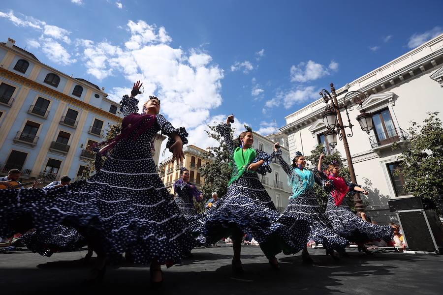 Las actuaciones en diferentes lugares de la ciudad están animando la jornada 