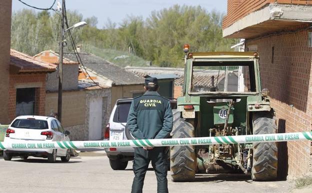 Un guardia civil custodia una de las calles precintadas de Castrogonzalo. 