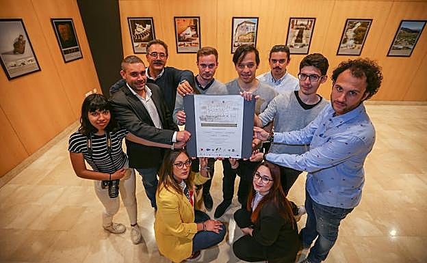 Algunos de los alumnos participantes posan con el cartel de la exposición.