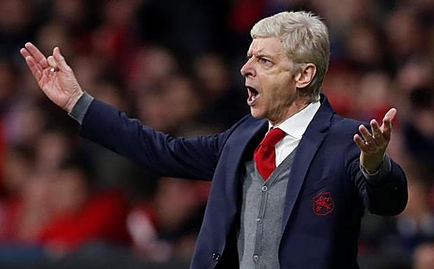 Wenger se queja de una acción durante el encuentro.