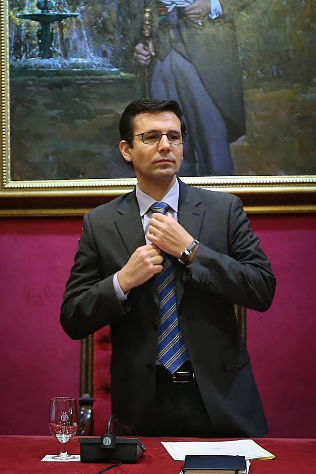 Francisco Cuenca preside la celebración de un pleno del Ayuntamiento de Granada.