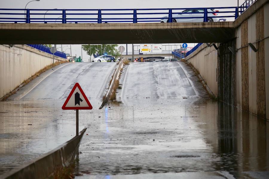 El subterráneo de Carretera de Málaga bajo la Circunvalación presenta un metro y medio de agua y está cortado por la policía