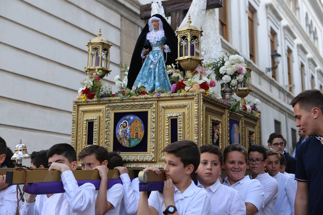 La Semana Santa chica llenó ayer el centro de la capital jienense de niños, padres y abuelos con «auténticas procesiones en miniatura», como las denominó la concejala de Cultura