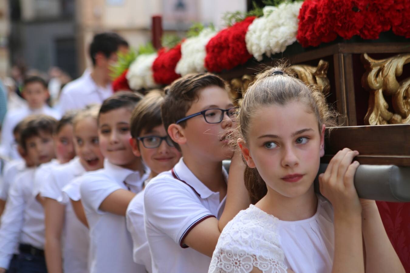 La Semana Santa chica llenó ayer el centro de la capital jienense de niños, padres y abuelos con «auténticas procesiones en miniatura», como las denominó la concejala de Cultura