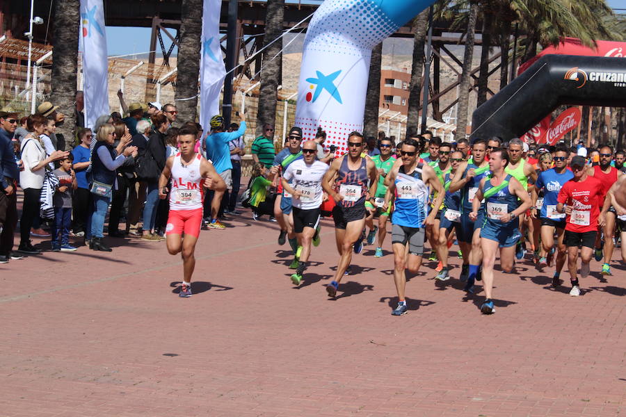 Centenares de personas se reúnen este domingo en las calles de la ciudad