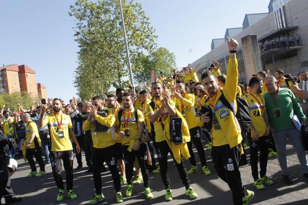 Los jugadores del Jaén Paraíso Interior FS agradecen el apoyo recibido de la Marea Amarilla antes del duelo en Cáceres.