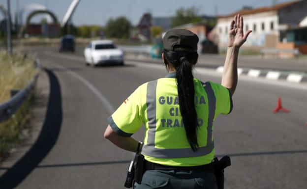 Seria advertencia de la Guardia Civil: si llevas esto en tu coche te pueden multar con 6000 euros