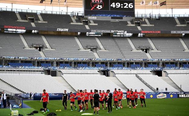 Los futbolistas del modesto Les Herbiers entrenan en el Estadio de Francia.