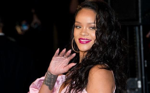 Las aplaudidas fotos de Rihanna mostrando sus estrías y sus piernas sin depilar